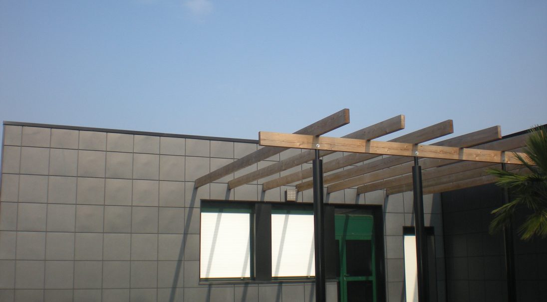 Fassade Vallée du Loir Mittelschule, Verkleidung mit oder ohne Unterkonstruktion (VmU, VoU)