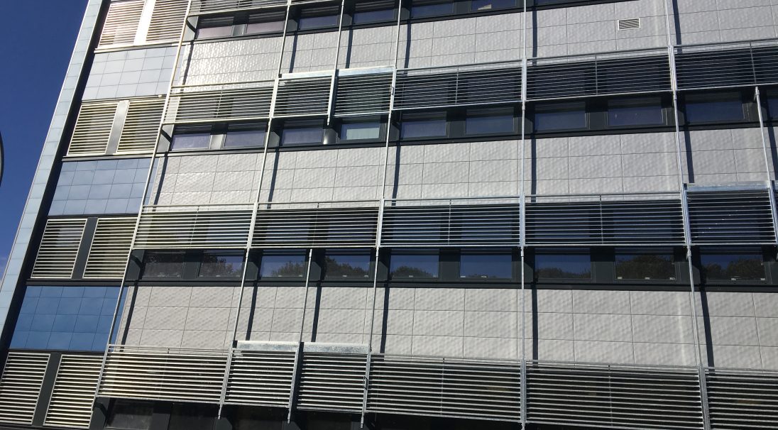 Fassade Poitiers Universität, Verkleidung ohne Unterkonstruktion (VoU)