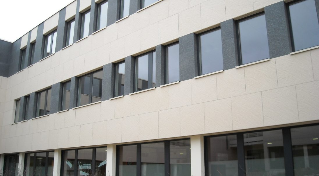 Fassade Bürogebäude ZAC Valmy, Dijon, Verkleidung mit Unterkonstruktion (VmU), TRIA Architekten