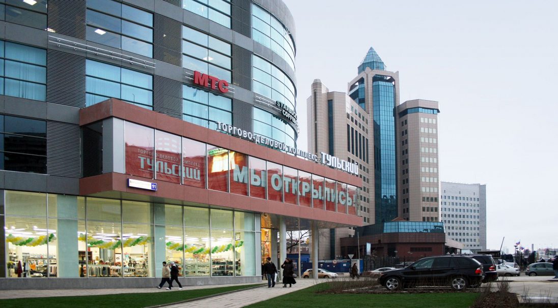 Fassade Einkaufszentrum, Tulsky (Russland), Verkleidung mit Unterkonstruktion (VmU), Fassadenverkleidungssortiment mit Einsätzen