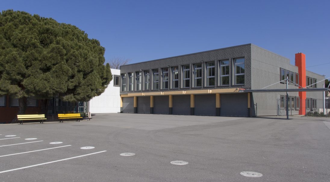 Fassade Mistral Mittelschule (Port-de-Bouc), Verkleidung ohne Unterkonstruktion (VoU)