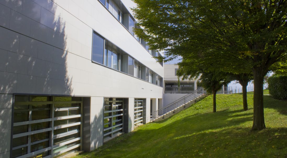 Fassade Paul Éluard Mittelschule (Monterrau-Fault-Yonne), Verkleidung mit Unterkonstruktion (VmU)