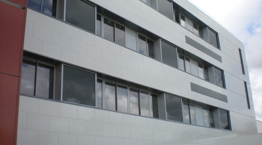 Fassade Paul Éluard Mittelschule (Monterrau-Fault-Yonne), Verkleidung mit Unterkonstruktion (VmU)