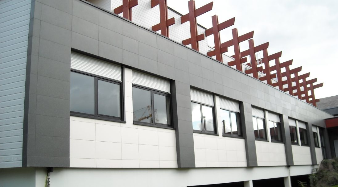 Fassade Val-d’Oudon Mittelschule, Verkleidung mit Unterkonstruktion (VmU), Fassadenverkleidungssortiment mit Einsätzen