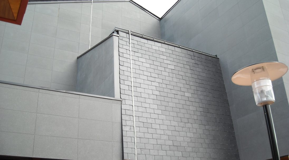 Fassade Val-d’Oudon Mittelschule, Verkleidung mit Unterkonstruktion (VmU), Fassadenverkleidungssortiment mit Einsätzen