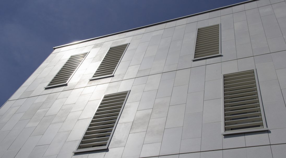 Fassade Delay Klinik, Dax - Verkleidung mit Unterkonstruktion (VmU), vertikale Verlegung