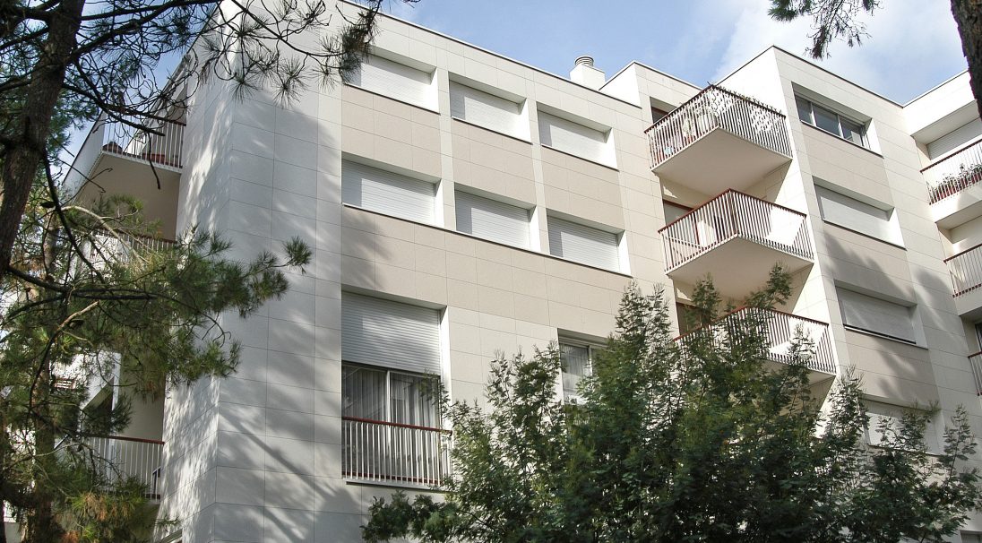 Fassade Les Faunes Wohnung, La Baule - Verkleidung mit Unterkonstruktion (VmU), Planungsbüro: SOCOTEC