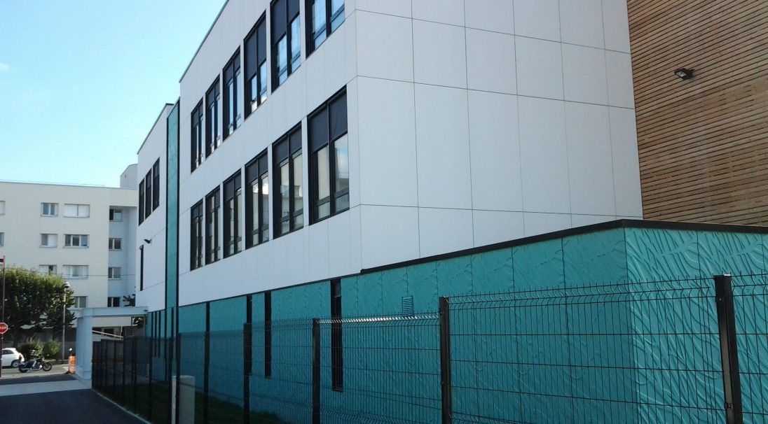 Fassade Albert Camus Schule (Villiers-sur-Marne), Verkleidung mit Unterkonstruktion (VmU), Fassadenverkleidungssortiment mit Einsätzen