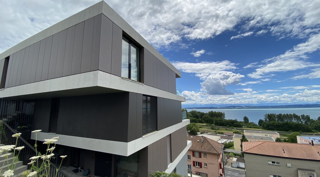 Wohngebäude, Les Terrasses Volantes - Saint-Blaise (Schweiz) - Verkleidung mit Unterkonstruktion (VmU)