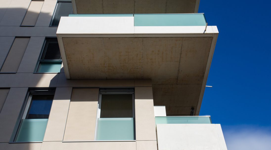 Standort: Genève (CH), 
Architekt: Favre & Guth, 
Art des Projekts: Neubau, 
Montageart: Verkleidung mit Unterkonstruktion (VmU), 
Oberfläche:  GLATT MATT & TAÏGA
Foto: Christelle Glémet
