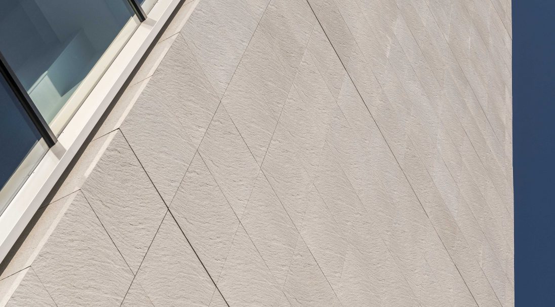 CAREA FACADE - Façades Commerciales : Magasin John Lewis, Exeter (UK), bardage avec ossature (BAO) - Architectes : Glenn Howell Architects . Contactez notre équipe pour votre projet !