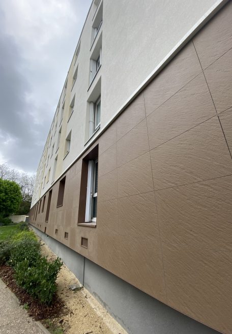 CAREA FACADE - Exemple de réalisations dans le Logement : Résidence du Bois Joly, Nanterre (92) - Bardage avec ossature - aspect minéral GRANITÉ.