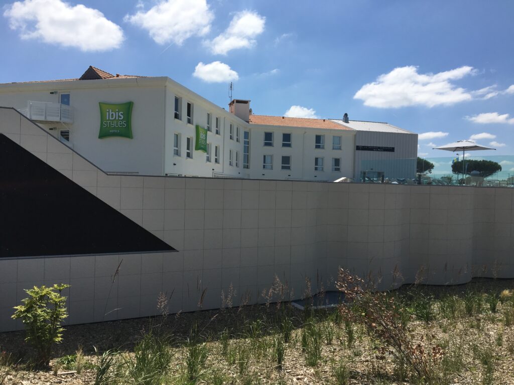 17 Chatelaillon Mercure Ibis ARD GRA ART GRA Courbes Ter Hotel 11 scaled