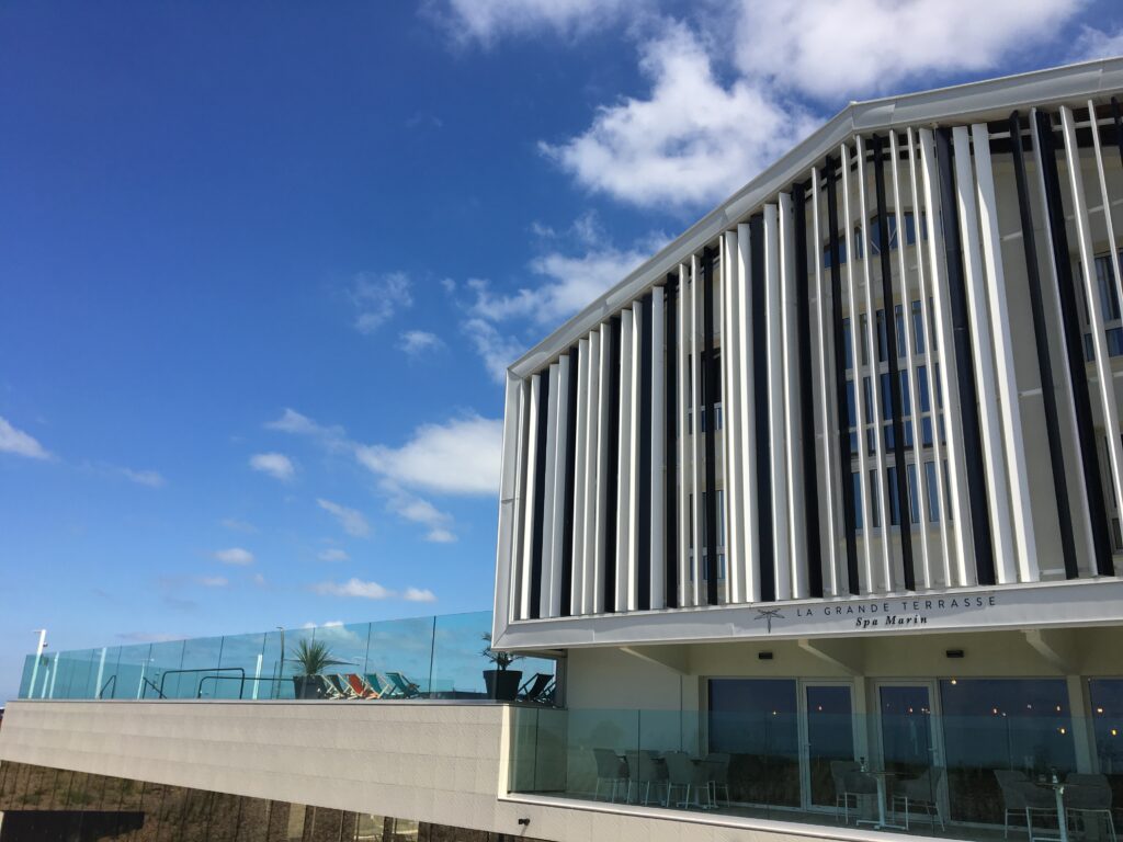 17 Chatelaillon Mercure Ibis ARD GRA ART GRA Courbes Ter Hotel 13 scaled