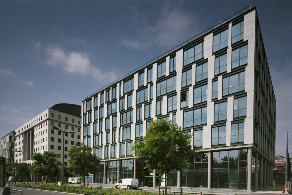 NON RES BUREAUX 6EME SENS LYON 8 ACANTHA GRAN scaled